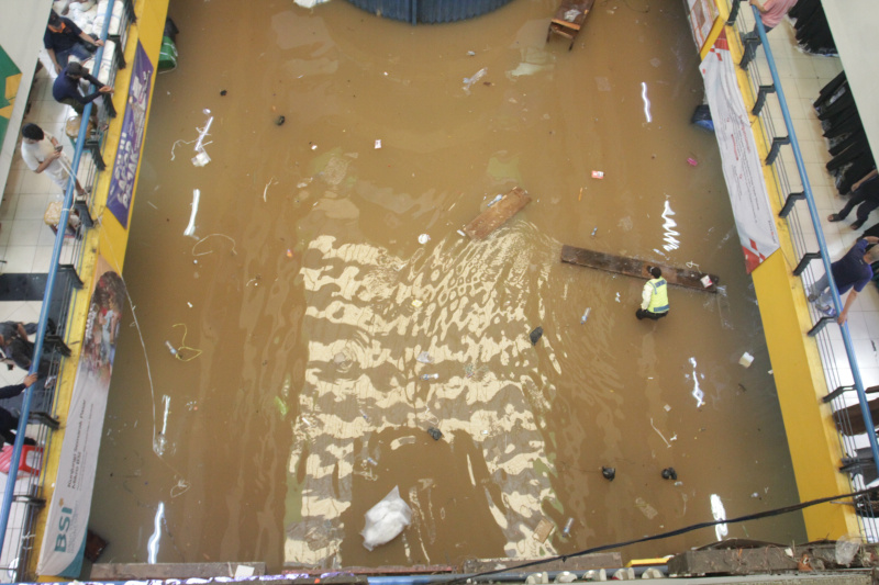 Pasar cipulir digenangi banjir setinggi 50 Cm akibat curah hujan tinggi (Ashar/SinPo.id)