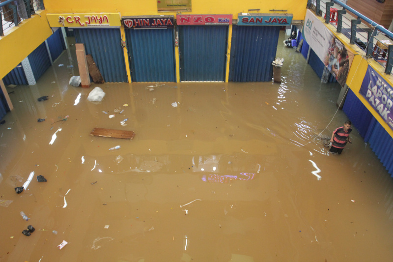Pasar cipulir digenangi banjir setinggi 50 Cm akibat curah hujan tinggi (Ashar/SinPo.id)