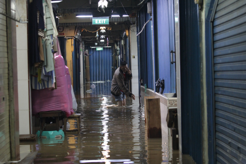 Pasar cipulir digenangi banjir setinggi 50 Cm akibat curah hujan tinggi (Ashar/SinPo.id)