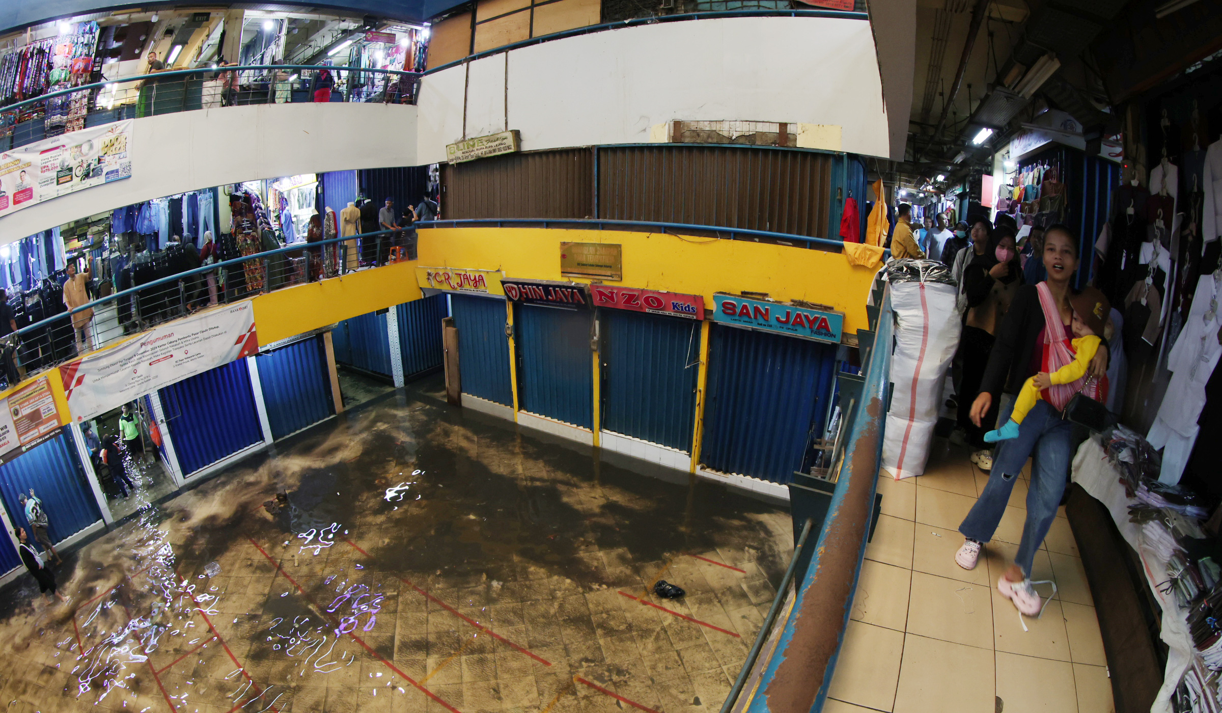 Suasana pasar Cipulir saat terendam banjir. (Agus Priatna/SinPo.id)