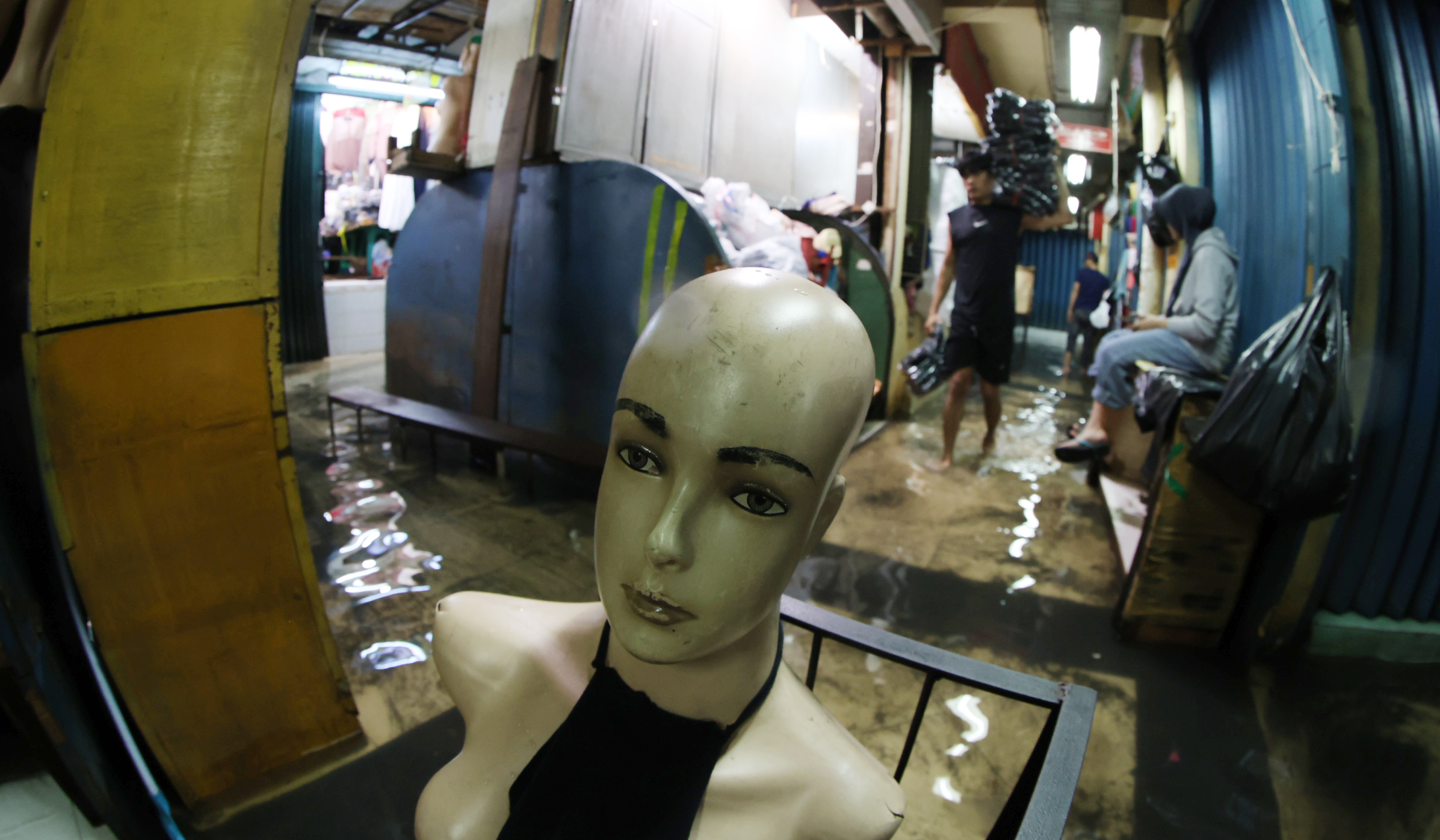 Suasana pasar Cipulir saat terendam banjir. (Agus Priatna/SinPo.id)