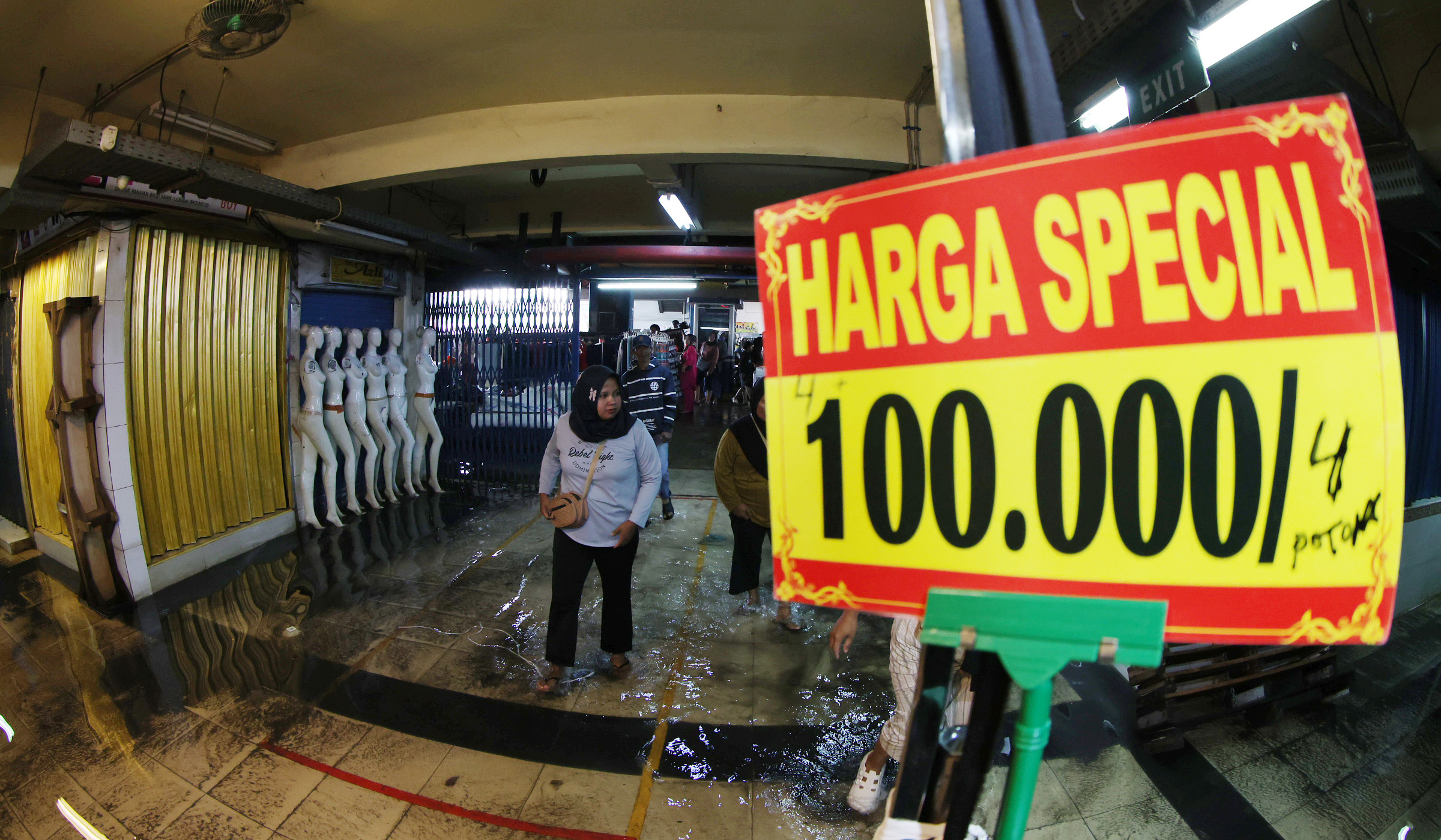 Suasana pasar Cipulir saat terendam banjir. (Agus Priatna/SinPo.id)