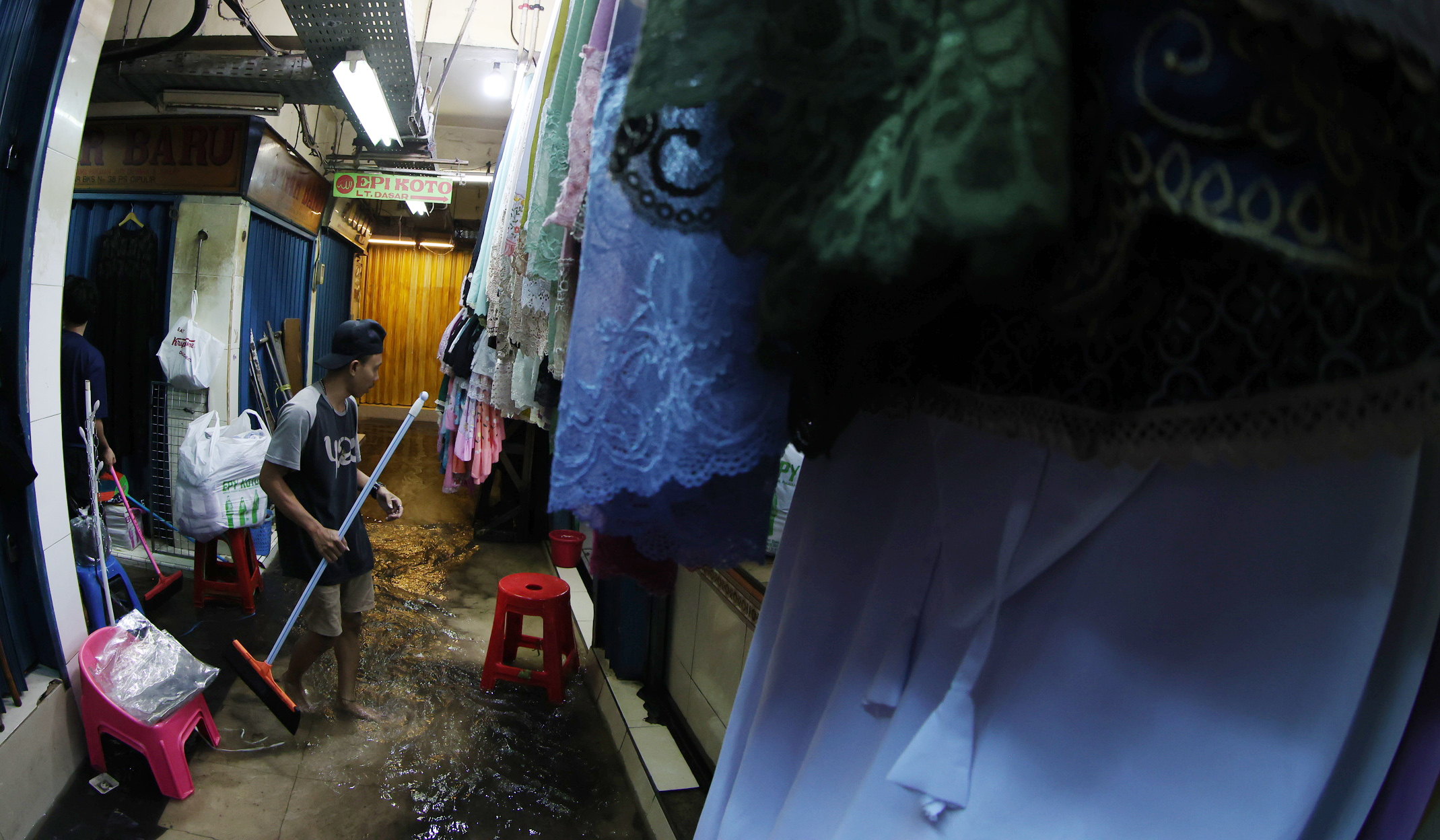 Suasana pasar Cipulir saat terendam banjir. (Agus Priatna/SinPo.id)
