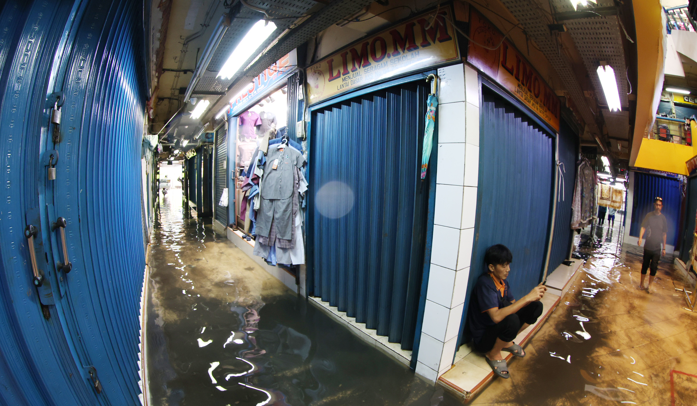 Suasana pasar Cipulir saat terendam banjir. (Agus Priatna/SinPo.id)