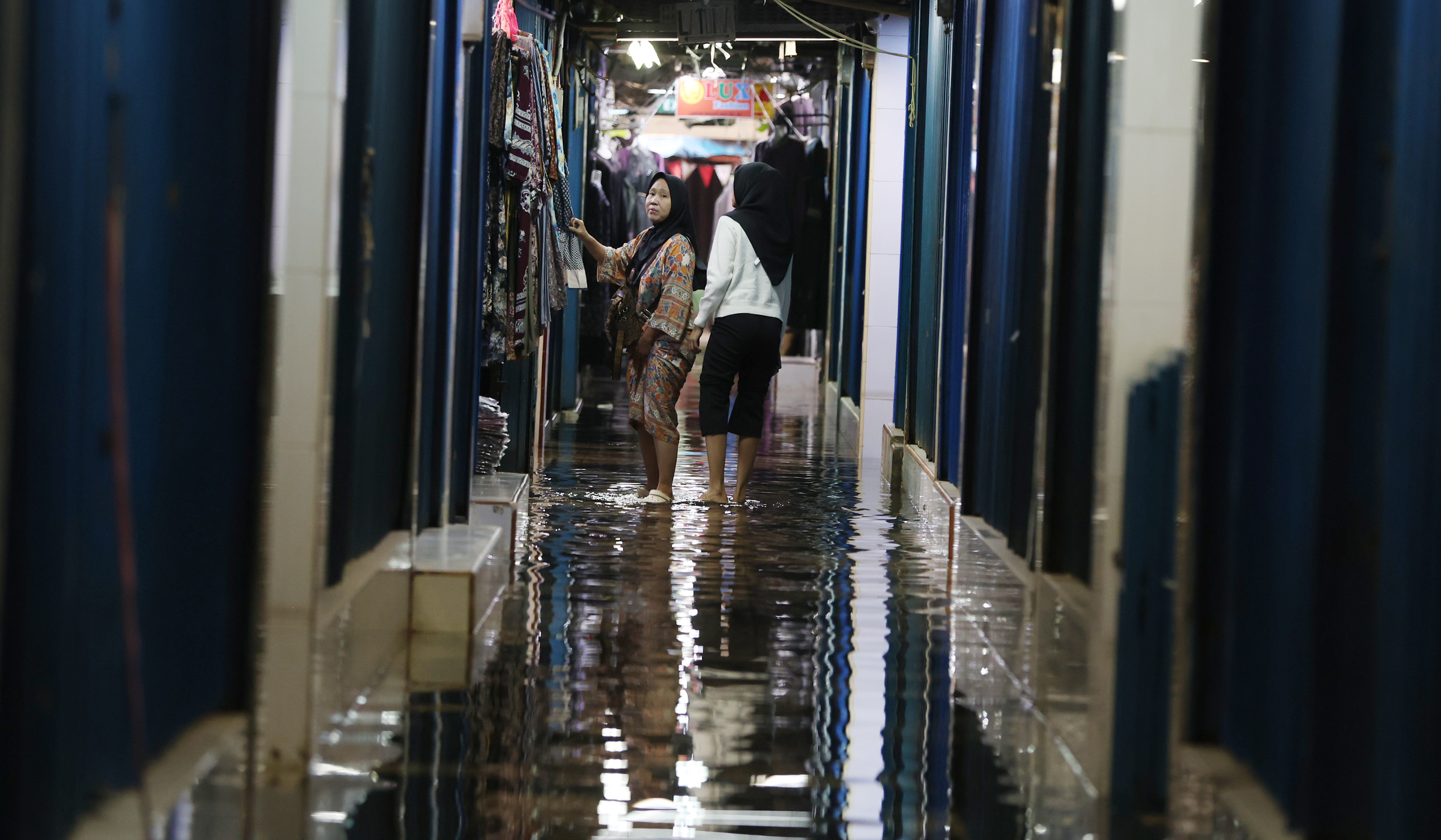 Suasana pasar Cipulir saat terendam banjir. (Agus Priatna/SinPo.id)
