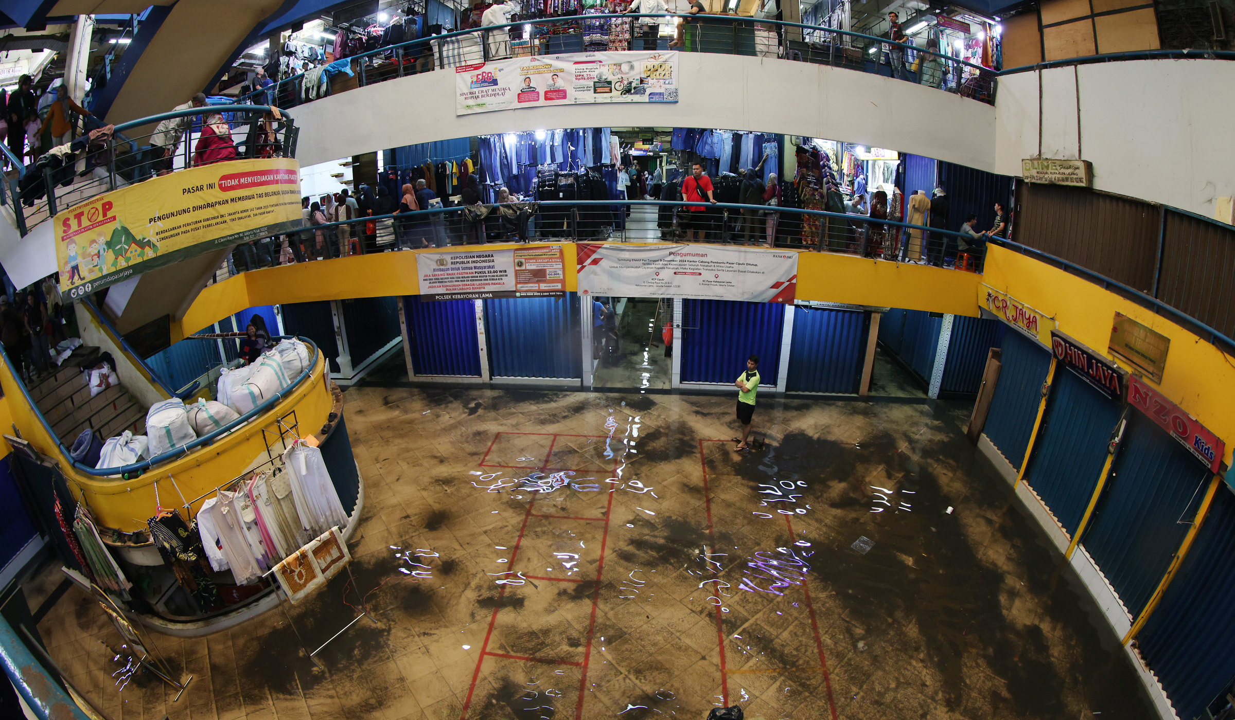 Suasana pasar Cipulir saat terendam banjir. (Agus Priatna/SinPo.id)