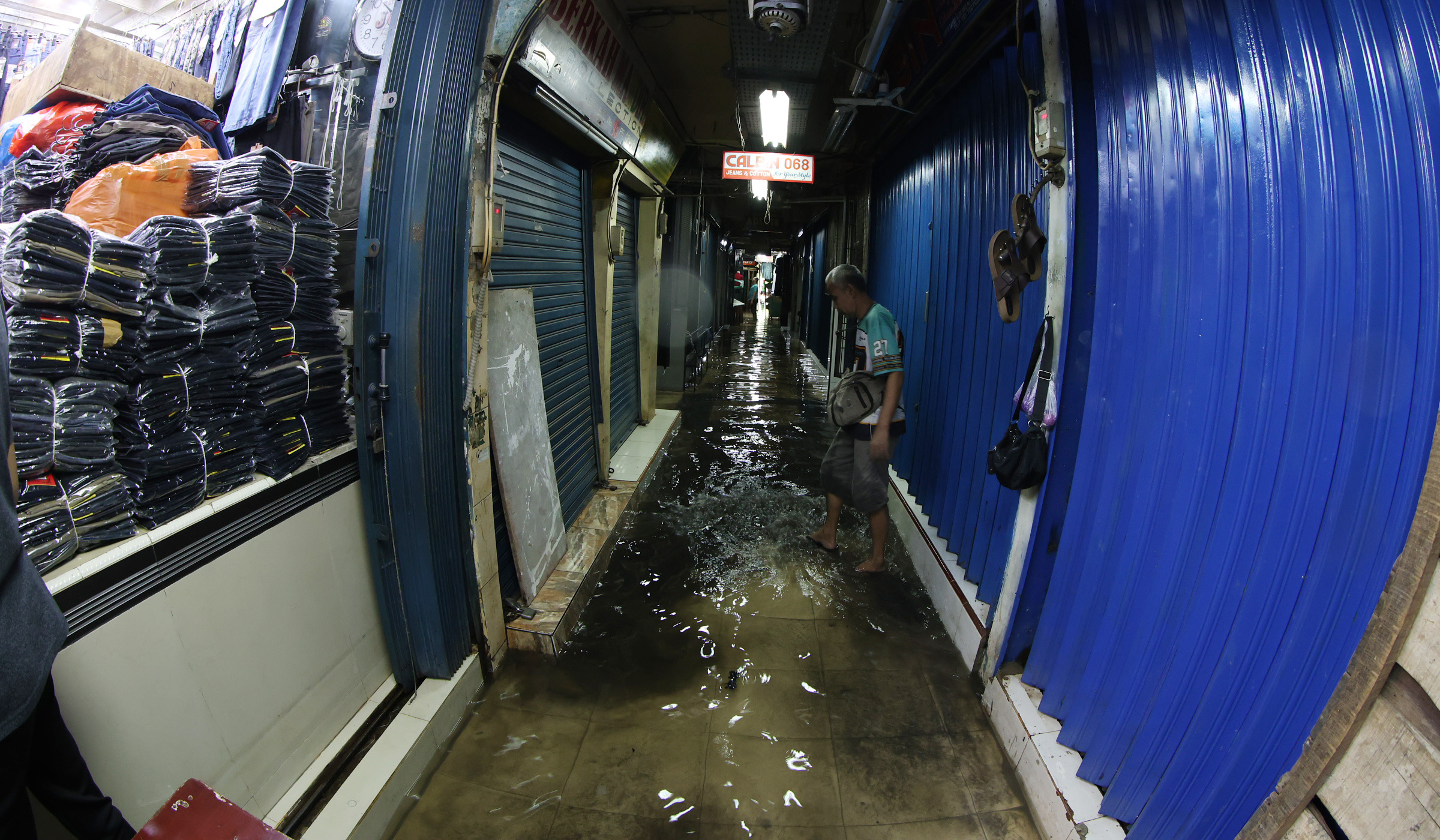 Suasana pasar Cipulir saat terendam banjir. (Agus Priatna/SinPo.id)