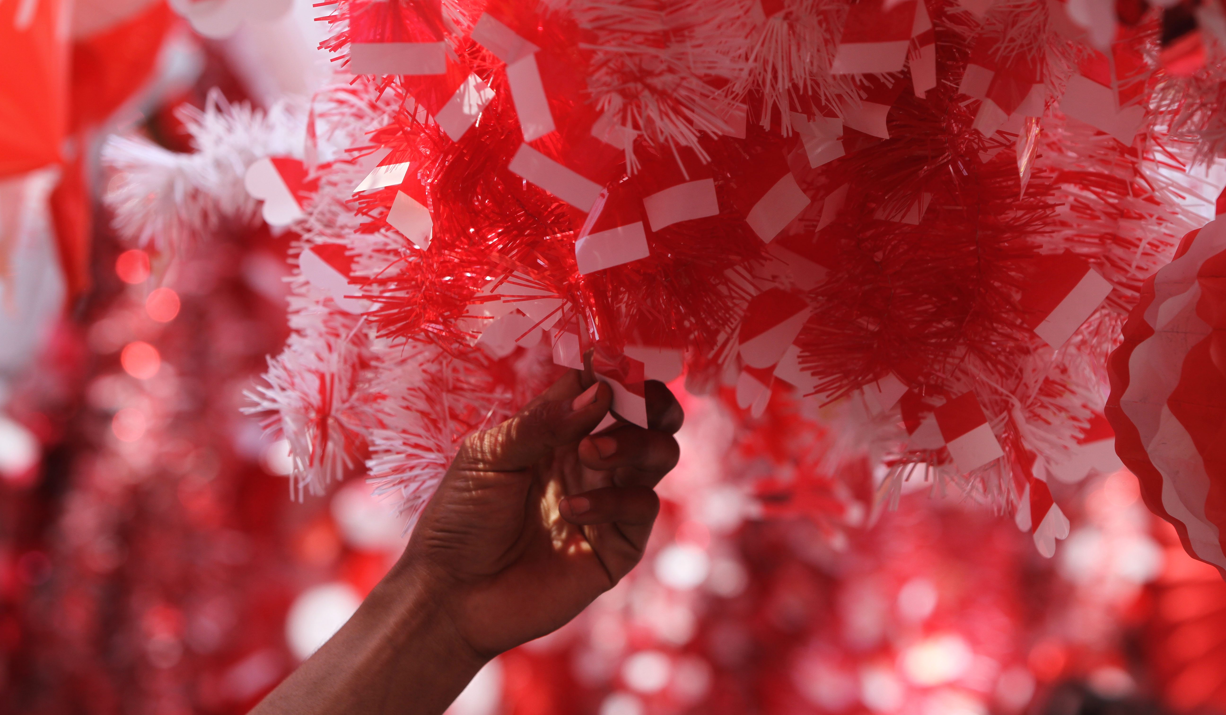 Pedagang pernak-pernik HUT RI. (Agus Priatna/SinPo.id)