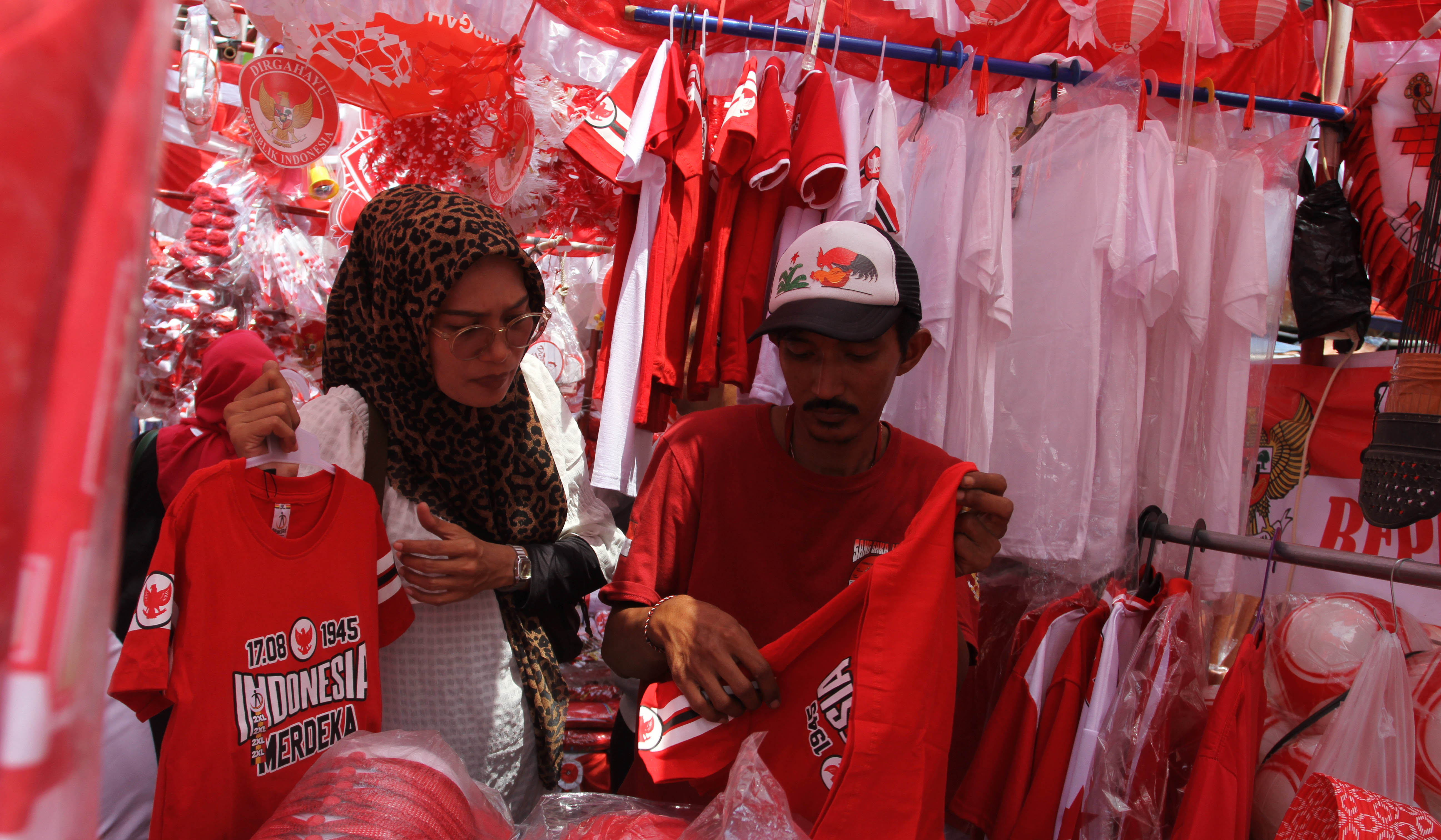 Pedagang pernak-pernik HUT RI. (Agus Priatna/SinPo.id)