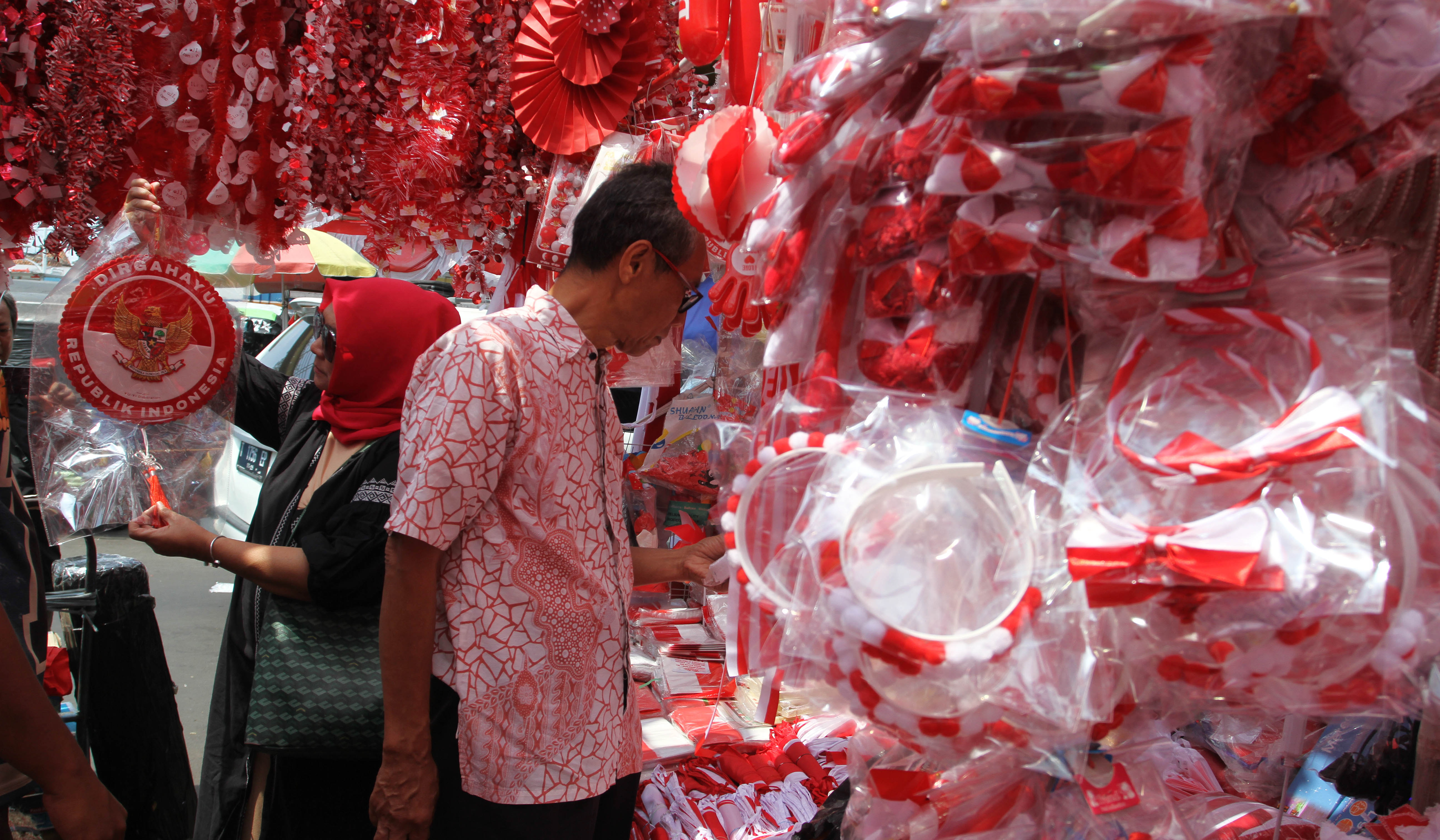 Pedagang pernak-pernik HUT RI. (Agus Priatna/SinPo.id)