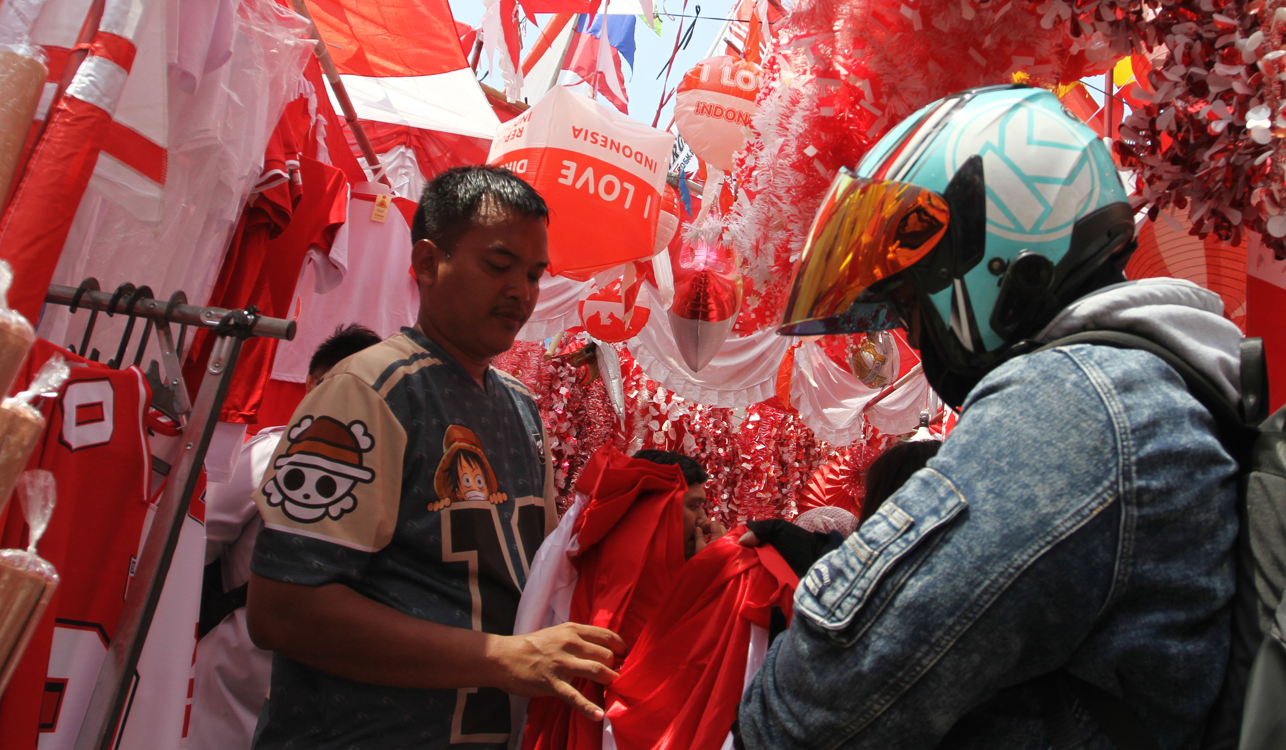 Pedagang pernak-pernik HUT RI. (Agus Priatna/SinPo.id)