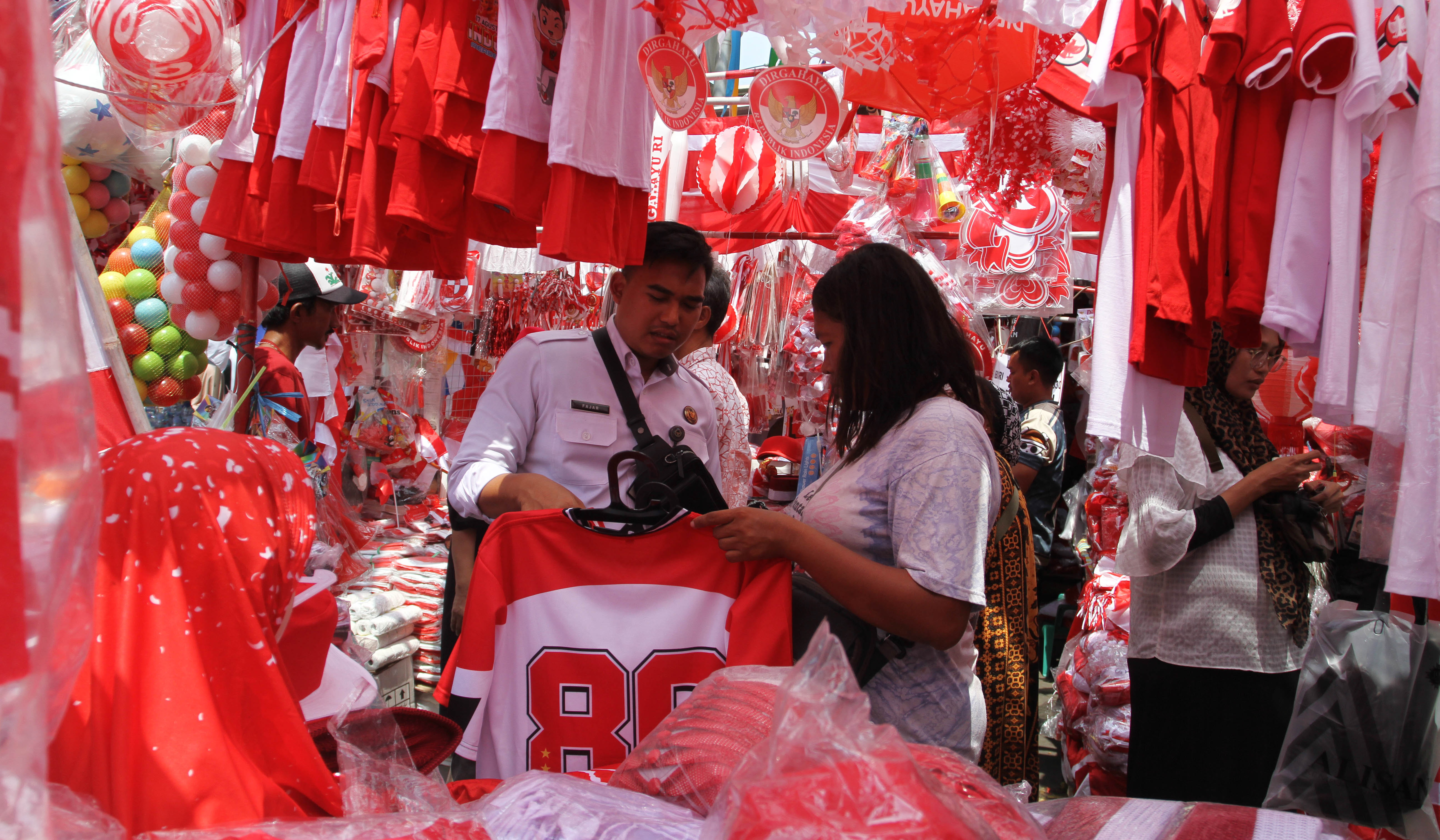 Pedagang pernak-pernik HUT RI. (Agus Priatna/SinPo.id)