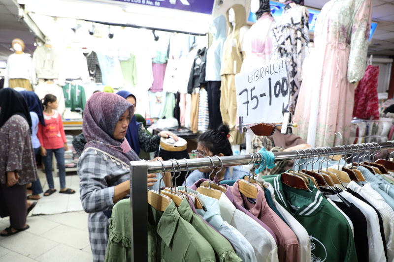 Pasar Tanah Abang dipadati pengunjung yang sedang belanja baju lebaran (Ashar/SinPo.id)
