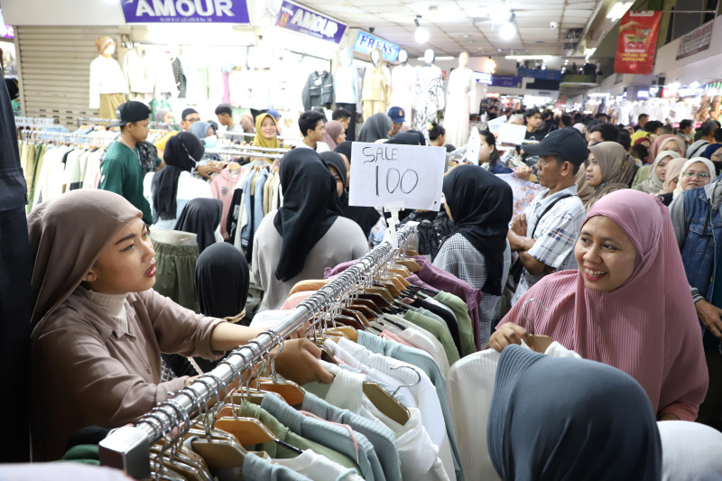 Pasar Tanah Abang dipadati pengunjung yang sedang belanja baju lebaran (Ashar/SinPo.id)