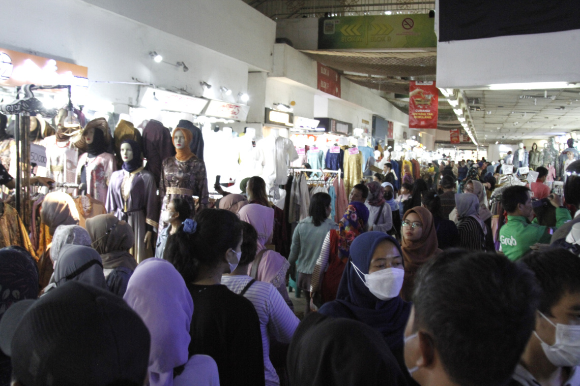 Pasar Tanah Abang dipadati warga menjelang Lebaran Idul Fitri 1444 H (Ashar/SinPo.id)