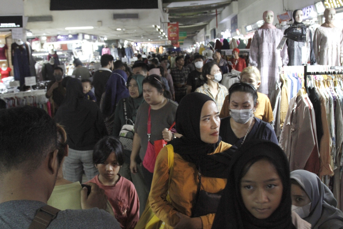 Pasar Tanah Abang dipadati warga menjelang Lebaran Idul Fitri 1444 H (Ashar/SinPo.id)