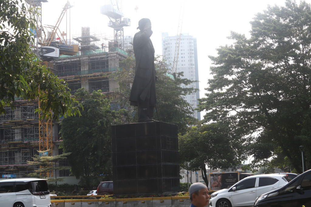 Gubernur DKI Jakarta Pramono Anung berencana akan memindahkan Patung Besar Jenderal Sudirman untuk pengembangan kawasan integrasi antarmoda atau Transit Oriented Development (TOD) Dukuh Atas (Ashar/SinPo.id)