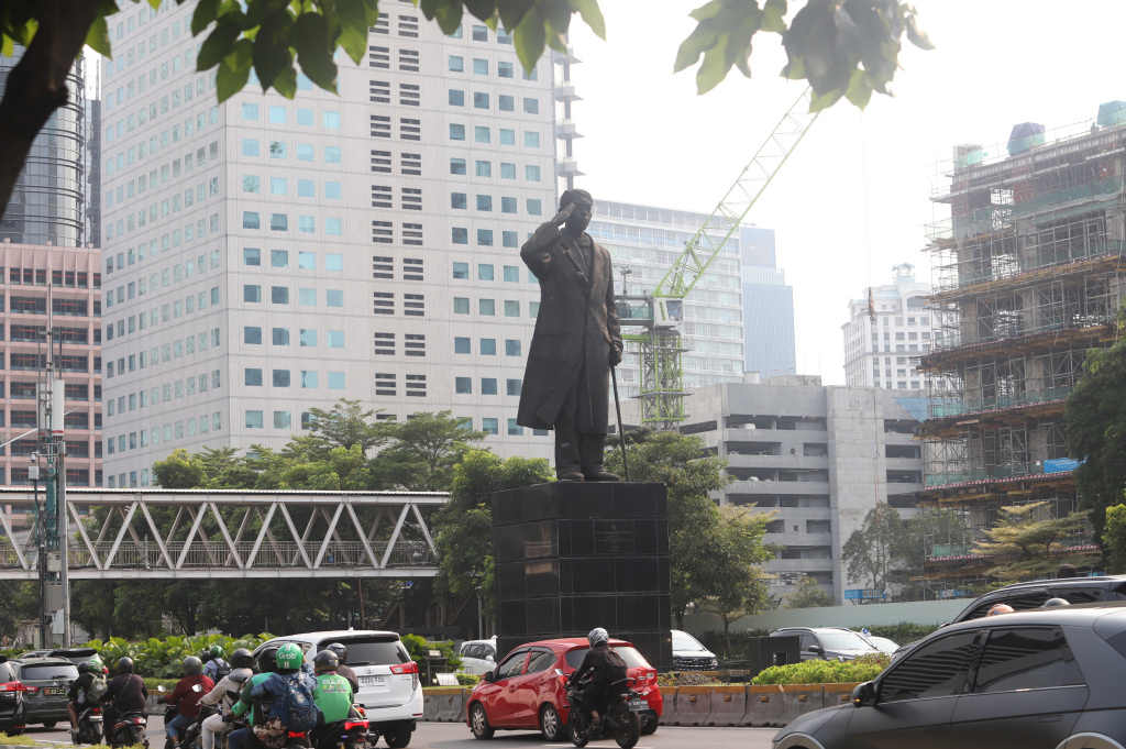 Gubernur DKI Jakarta Pramono Anung berencana akan memindahkan Patung Besar Jenderal Sudirman untuk pengembangan kawasan integrasi antarmoda atau Transit Oriented Development (TOD) Dukuh Atas (Ashar/SinPo.id)