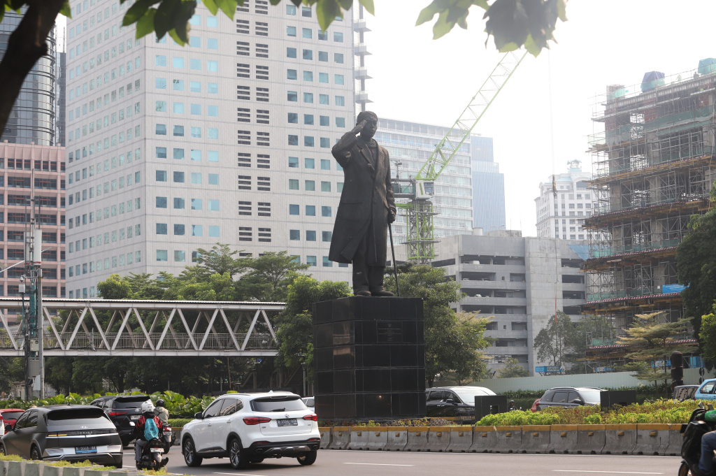 Gubernur DKI Jakarta Pramono Anung berencana akan memindahkan Patung Besar Jenderal Sudirman untuk pengembangan kawasan integrasi antarmoda atau Transit Oriented Development (TOD) Dukuh Atas (Ashar/SinPo.id)