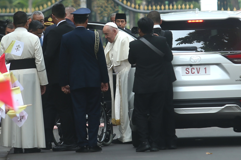 Pemimpin Takhta Suci Vatikan Sri Paus Fransiskus bertemu Presiden Jokowi di Istana (SinPo.id/Indonesia Papal Visit Committee/ Hendra A Setyawan)