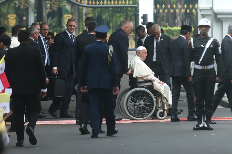 Pemimpin Takhta Suci Vatikan Sri Paus Fransiskus bertemu Presiden Jokowi di Istana (SinPo.id/Indonesia Papal Visit Committee/ Hendra A Setyawan)