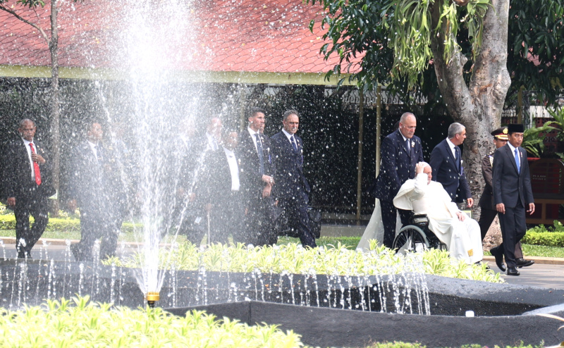 Pemimpin Takhta Suci Vatikan Sri Paus Fransiskus bertemu Presiden Jokowi di Istana (SinPo.id/Indonesia Papal Visit Committee/ Hendra A Setyawan)