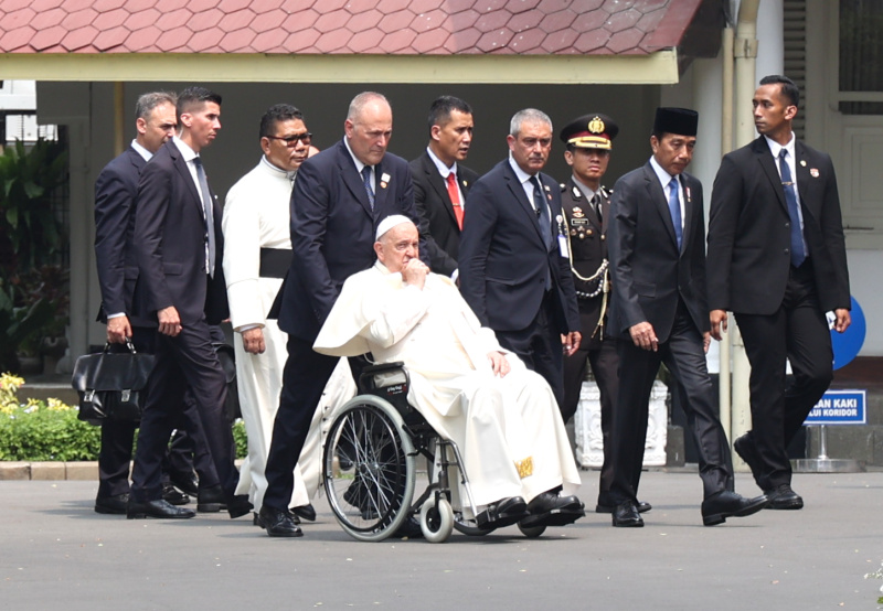 Pemimpin Takhta Suci Vatikan Sri Paus Fransiskus bertemu Presiden Jokowi di Istana (SinPo.id/Indonesia Papal Visit Committee/ Hendra A Setyawan)