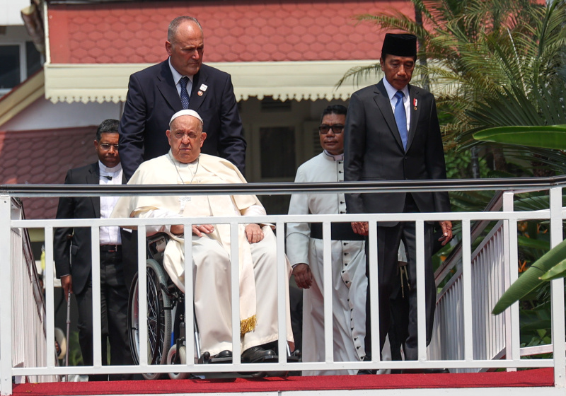 Pemimpin Takhta Suci Vatikan Sri Paus Fransiskus bertemu Presiden Jokowi di Istana (SinPo.id/Indonesia Papal Visit Committee/ Hendra A Setyawan)