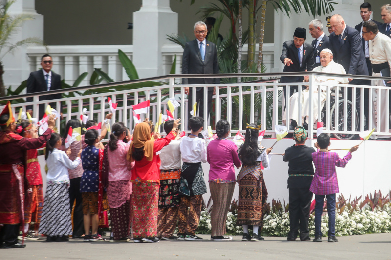 Pemimpin Takhta Suci Vatikan Sri Paus Fransiskus bertemu Presiden Jokowi di Istana (SinPo.id/Indonesia Papal Visit Committee/ Hendra A Setyawan)