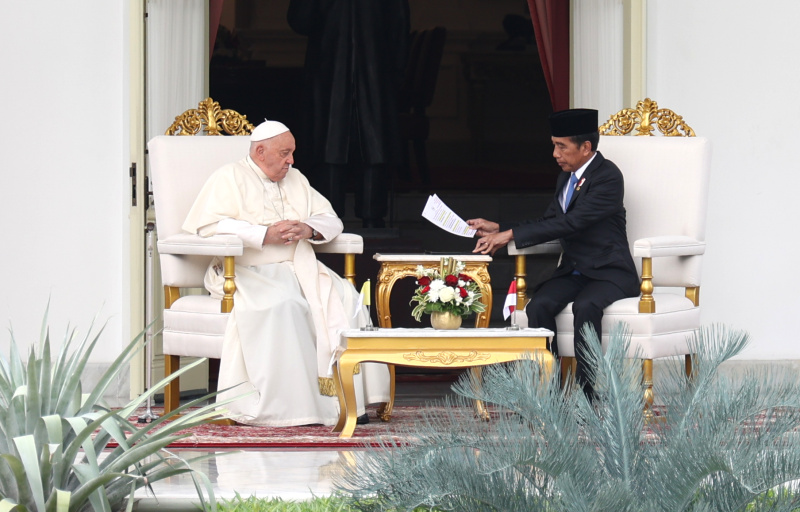 Pemimpin Takhta Suci Vatikan Sri Paus Fransiskus bertemu Presiden Jokowi di Istana (SinPo.id/Indonesia Papal Visit Committee/ Hendra A Setyawan)