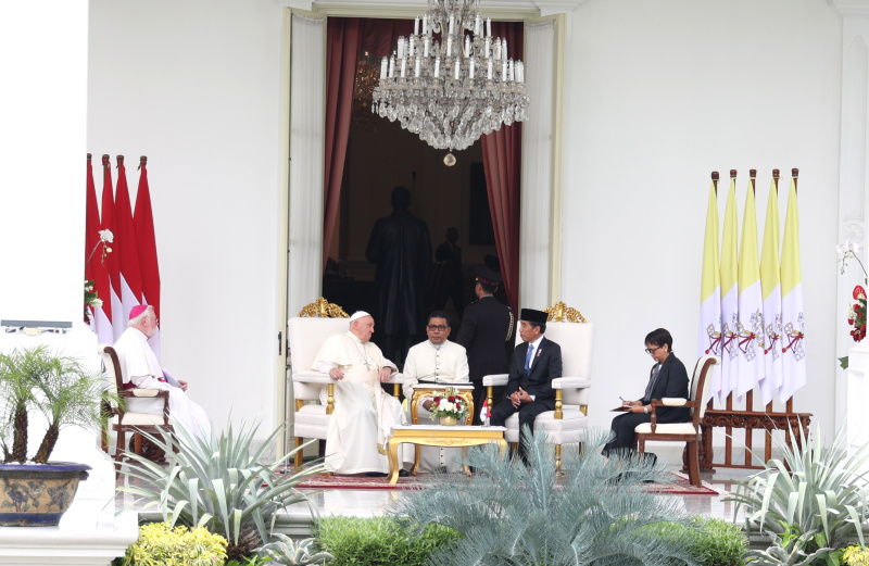 Pemimpin Takhta Suci Vatikan Sri Paus Fransiskus bertemu Presiden Jokowi di Istana (SinPo.id/Indonesia Papal Visit Committee/ Hendra A Setyawan)