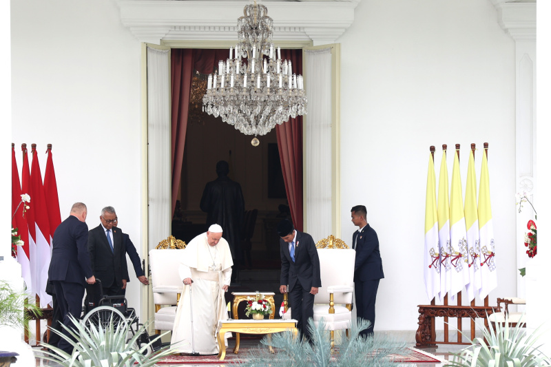 Pemimpin Takhta Suci Vatikan Sri Paus Fransiskus bertemu Presiden Jokowi di Istana (SinPo.id/Indonesia Papal Visit Committee/ Hendra A Setyawan)