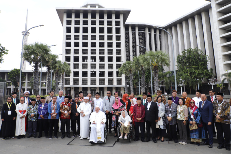 Pemimpin Takhta Suci Vatikan Sri Paus Fransiskus saat mengunjungi masjid Istiqlal disambut hangat oleh Imam Masjid Istiqlal Nasaruddin Umar (Ashar/SinPo.id)