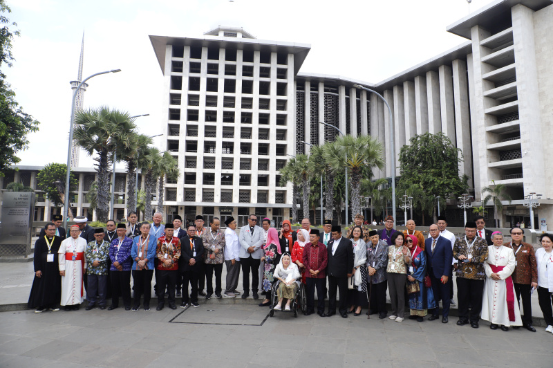 Pemimpin Takhta Suci Vatikan Sri Paus Fransiskus saat mengunjungi masjid Istiqlal disambut hangat oleh Imam Masjid Istiqlal Nasaruddin Umar (Ashar/SinPo.id)