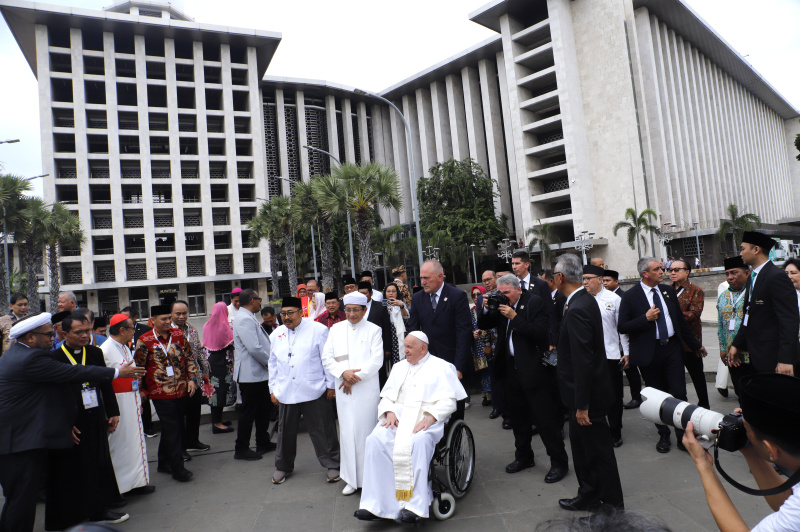 Pemimpin Takhta Suci Vatikan Sri Paus Fransiskus saat mengunjungi masjid Istiqlal disambut hangat oleh Imam Masjid Istiqlal Nasaruddin Umar (Ashar/SinPo.id)