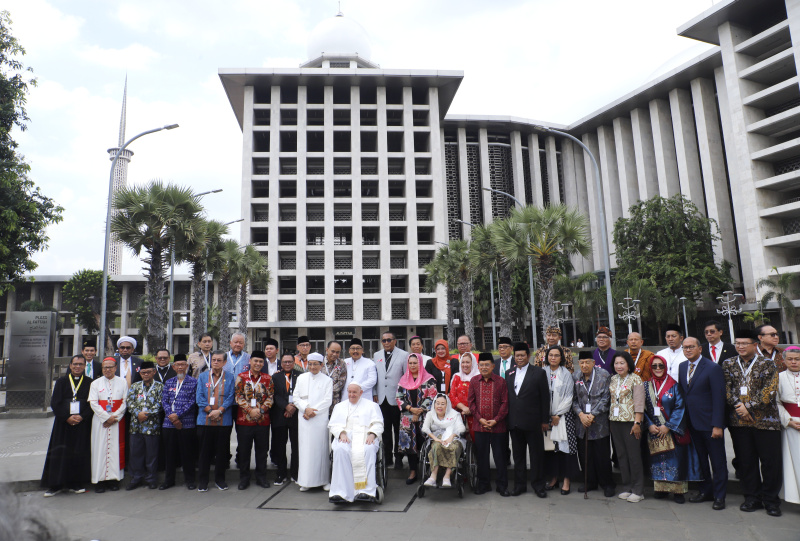 Pemimpin Takhta Suci Vatikan Sri Paus Fransiskus saat mengunjungi masjid Istiqlal disambut hangat oleh Imam Masjid Istiqlal Nasaruddin Umar (Ashar/SinPo.id)