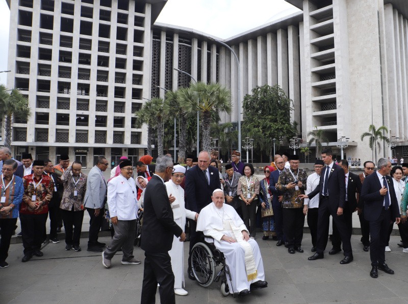 Paus Fransiskus Cium Tangan Imam Besar Saat Kunjungi Masjid Istiqlal ...