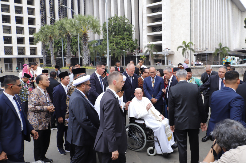 Pemimpin Takhta Suci Vatikan Sri Paus Fransiskus saat mengunjungi masjid Istiqlal disambut hangat oleh Imam Masjid Istiqlal Nasaruddin Umar (Ashar/SinPo.id)