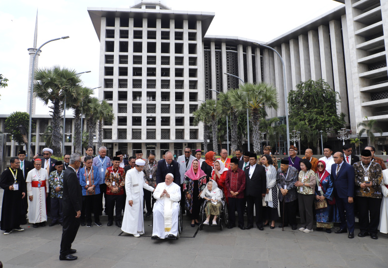 Pemimpin Takhta Suci Vatikan Sri Paus Fransiskus saat mengunjungi masjid Istiqlal disambut hangat oleh Imam Masjid Istiqlal Nasaruddin Umar (Ashar/SinPo.id)