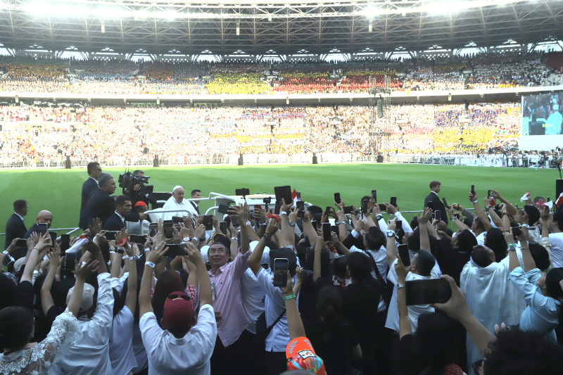 Paus Fransiskus saat memimpin ribuan jemaat katolik dalam misa akbar yang digelar di Gelora Bung Karno (Ashar/SinPo.id)