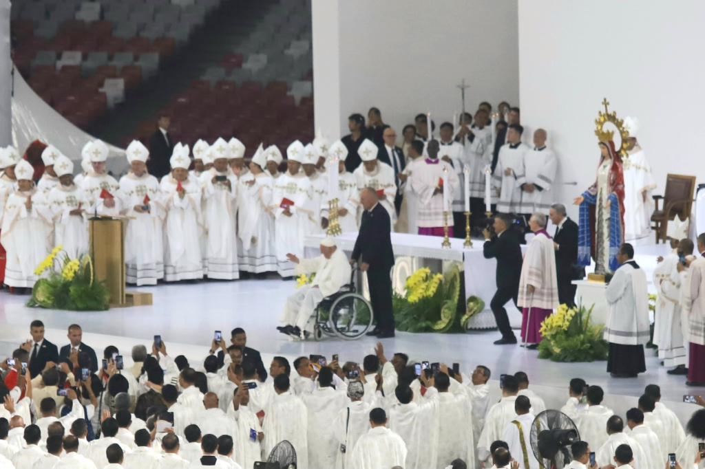 Paus Fransiskus saat memimpin ribuan jemaat katolik dalam misa akbar yang digelar di Gelora Bung Karno (Ashar/SinPo.id)