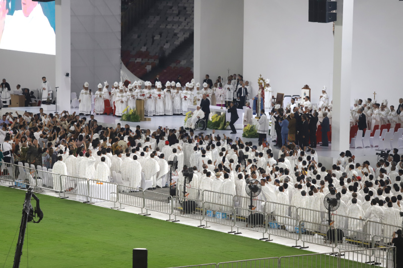 Paus Fransiskus saat memimpin ribuan jemaat katolik dalam misa akbar yang digelar di Gelora Bung Karno (Ashar/SinPo.id)