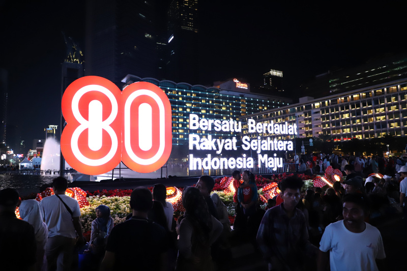 Warga sedang antusias melihat mobil hias karnaval kemerdekaan di bunderan HI (Ashar/SinPo.id)