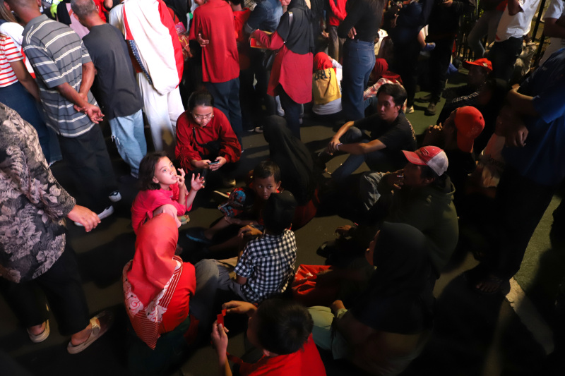 Warga sedang antusias melihat mobil hias karnaval kemerdekaan di bunderan HI (Ashar/SinPo.id)