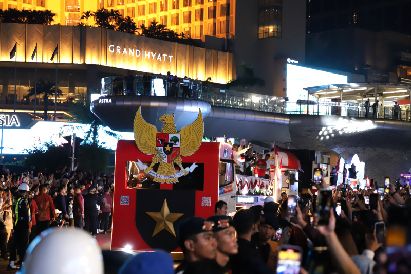 Warga sedang antusias melihat mobil hias karnaval kemerdekaan di bunderan HI (Ashar/SinPo.id)