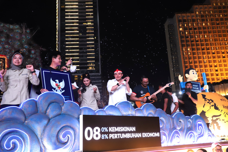 Warga sedang antusias melihat mobil hias karnaval kemerdekaan di bunderan HI (Ashar/SinPo.id)