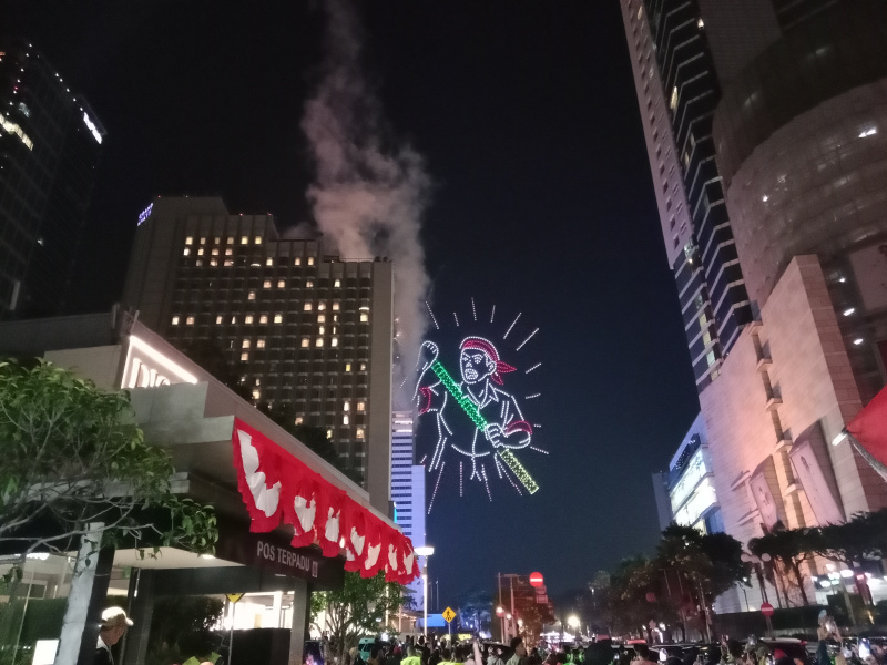 Warga sedang antusias melihat mobil hias karnaval kemerdekaan di bunderan HI (Ashar/SinPo.id)