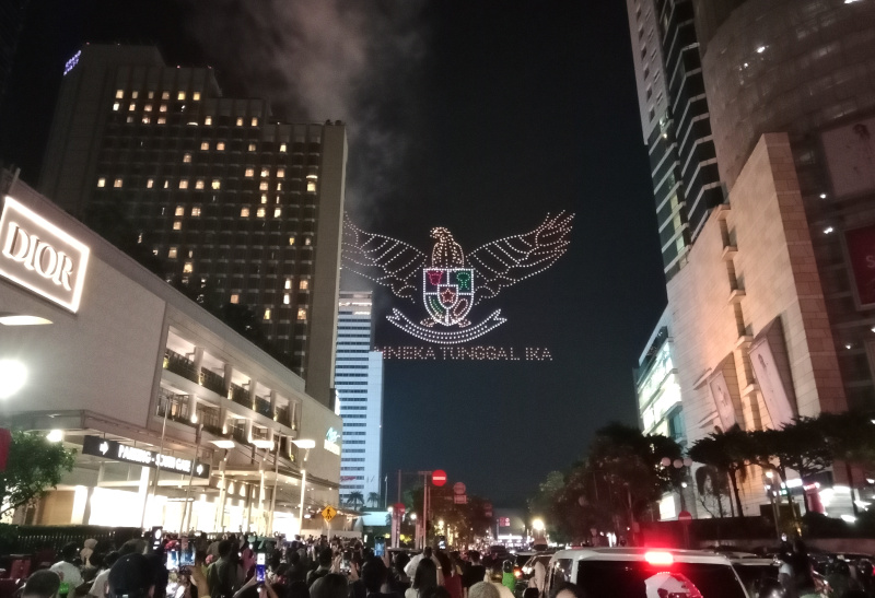 Warga sedang antusias melihat mobil hias karnaval kemerdekaan di bunderan HI (Ashar/SinPo.id)