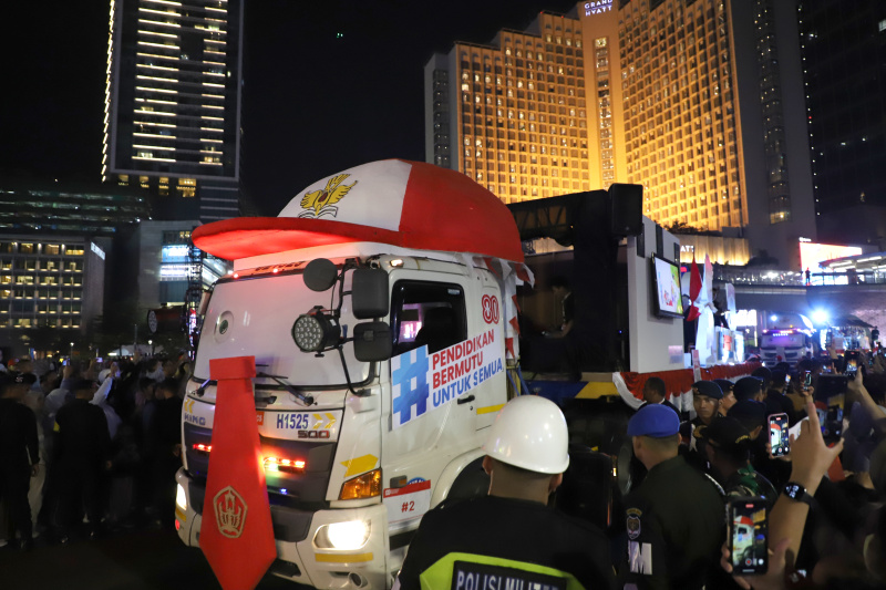 Warga sedang antusias melihat mobil hias karnaval kemerdekaan di bunderan HI (Ashar/SinPo.id)