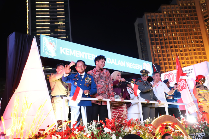 Warga sedang antusias melihat mobil hias karnaval kemerdekaan di bunderan HI (Ashar/SinPo.id)